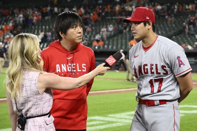 天使队大谷翔平(右)接受美媒访问。（美联社）