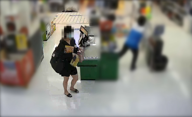 张女前往卖场行窃。（警方提供）
