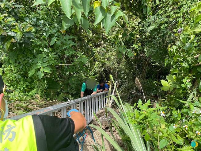 警消人员顺利救起黄姓男子。（警方提供）