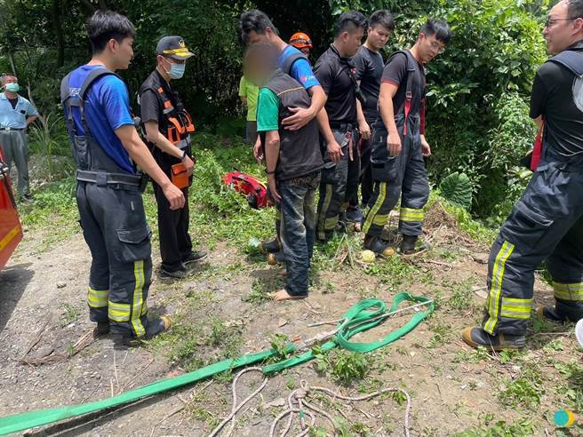 警消人员顺利救起黄姓男子。（警方提供）
