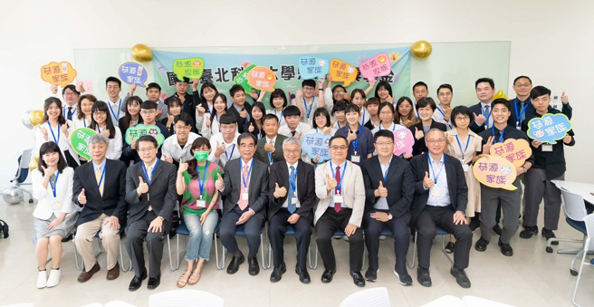 北科大名誉博士、光宝科技创办人宋恭源亲自与学生会面，勉励陶冶品德，期许贡献所学回馈社会。（图／宋恭源教育基金会提供）