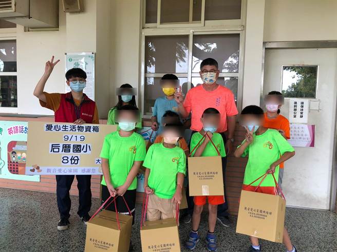 观音爱心家园第2年发起生活物资爱心箱募集计画，图为2022年捐赠情形。（观音爱心家园提供／蔡明亘桃园传真）