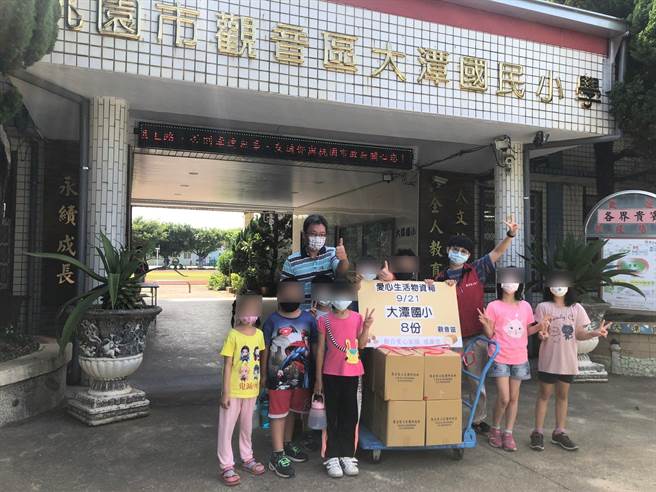 观音爱心家园第2年发起生活物资爱心箱募集计画，图为2022年捐赠情形。（观音爱心家园提供／蔡明亘桃园传真）