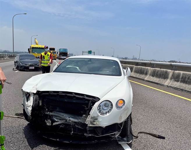 1台宾利今天在五杨高发生车祸，车头毁损，维修费粗估要数百万元。（翻摄照片）