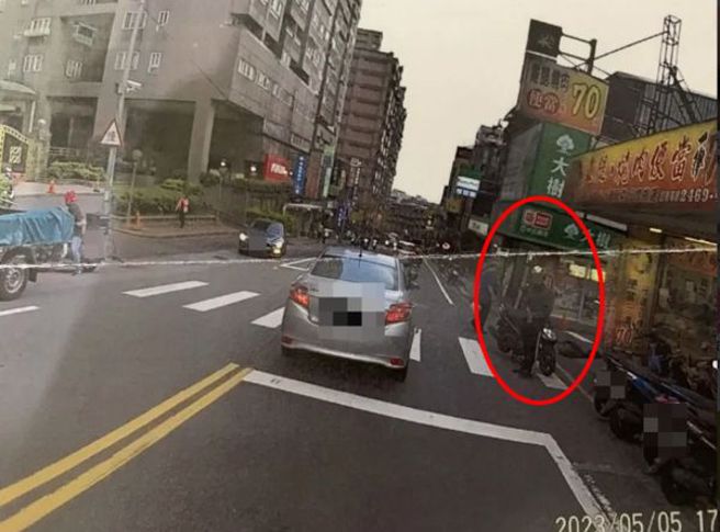 一名网友昨日收到未礼让行人的罚单，但他看不出来一旁戴安全帽的路人有没有要过马路。（翻摄自爆料公社）