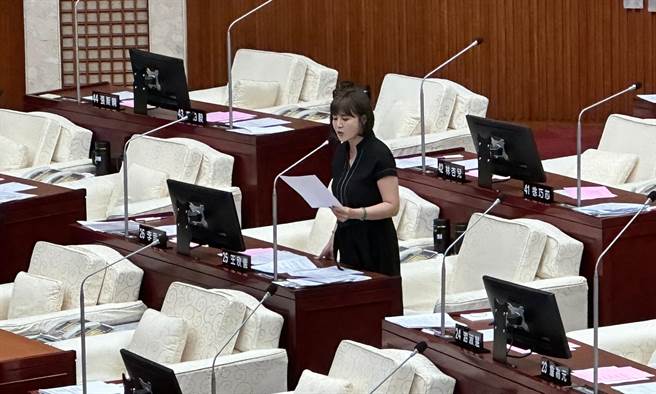 国民党议员王欣仪16日质询时指出，清洁队员在工作时发生「公伤」事件需要请假休养，却无「职代」人力来补缺，导致原有人力工作压力增加，间接形成恶性循环。（丁上程摄）