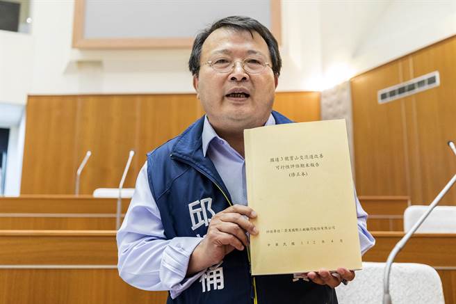 县议员邱坤桶拿北二高宝山交流道改善可行性评估期末报告，希望县府儘早报中央争取经费执行。（罗浚滨摄）