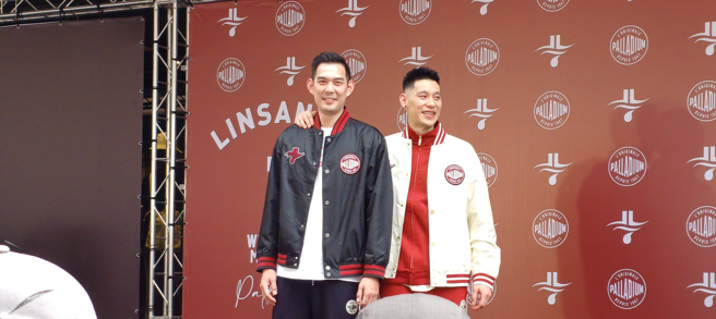 林书豪（右）出席法国军靴品牌活动，钢铁人队友吕政儒（左）惊喜现身站台力挺。（陈筱琳摄）