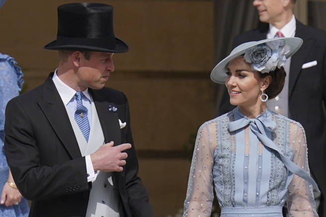 威尔斯亲王夫妇威廉和凯特5月9日谈笑风生，在伦敦白金汉宫出席庆祝英王查尔斯三世加冕的花园派对（Garden Party）。（美联社）