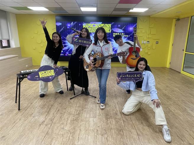 桃园市青年事务局今年首度举办「2023桃园星人秀」，局长侯佳龄（中）邀请青年踊跃报名。（吕筱蝉摄）