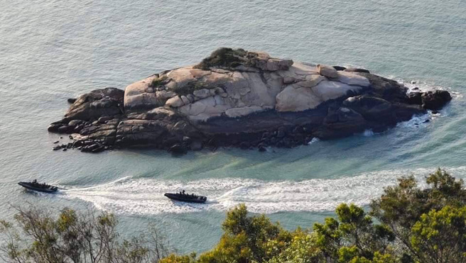 超威！海巡特勤突击艇进驻东引，飙船夹击「跳船逮人」画面曝光。(海巡署提供)