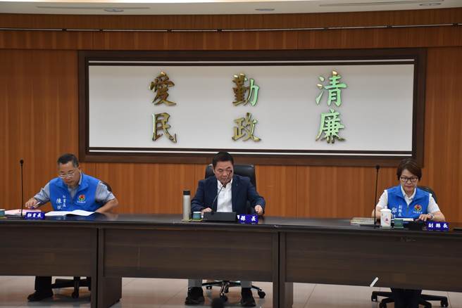 苗栗县长锺东锦16日主持县政会议，指示工务处加强行人穿越马路安全措施。（谢明俊摄）