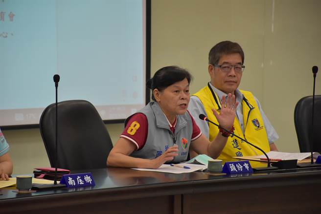 头份市长罗雪珠求助苗栗县长锺东锦协助解决中山市场改建案被延宕问题。（谢明俊摄）
