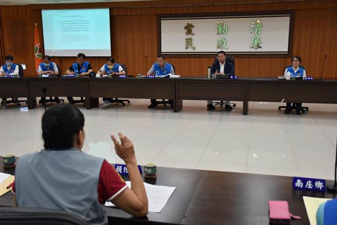 头份市长罗雪珠求助苗栗县长锺东锦协助解决中山市场改建案被延宕问题。（谢明俊摄）