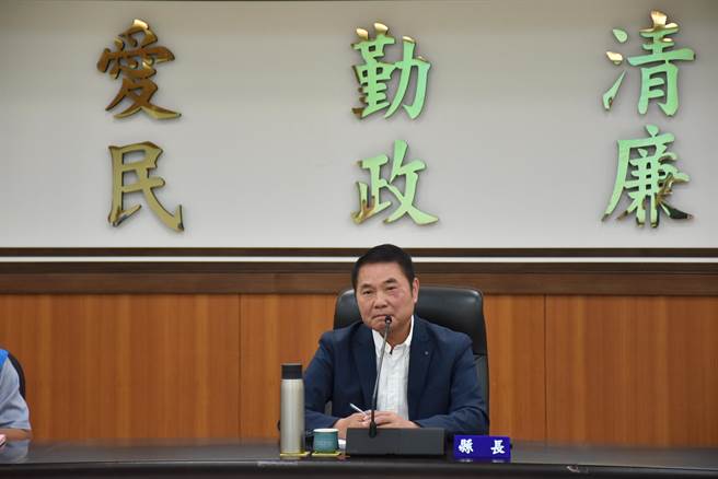 苗栗县长锺东锦应允出面协调头份市府会对中山市场改建案被延宕问题。（谢明俊摄）