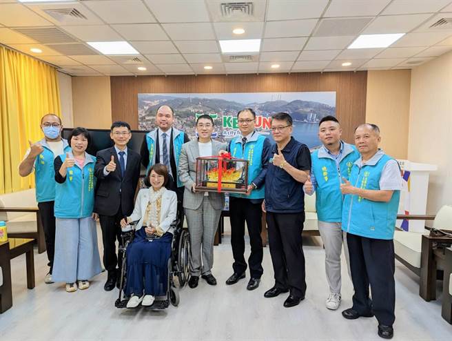 基隆市长照协会16日上午拜会基隆市政府，就长照相关议题进行意见交换。基隆市长谢国梁（左5）表示，将盘点市内校园閒置空间，拨予长照中心，提升量能。（张志康摄）