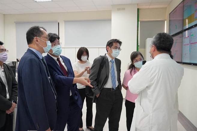 台中荣民总医院与卫福部所属中区六家医院签署双方医疗合作意向书，签署仪式后一行人参访台中荣总细胞治疗中心及远距照护中心。（台中荣总提供／冯惠宜台中传真）