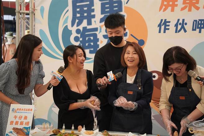 县长周春米体验手作饭糰，但民眾惊见一旁还有流量密码。(屏县府提供)