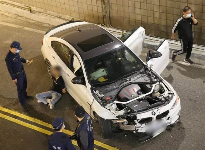 22歲男子李佳修去年酒駕競速狂飆，行經行政院前的忠孝西路地下道時追撞前車，致24歲王姓駕駛傷重不治，李還對處理員警咆哮作勢奪槍，大腿遭開2槍制伏，（本報資料照片）