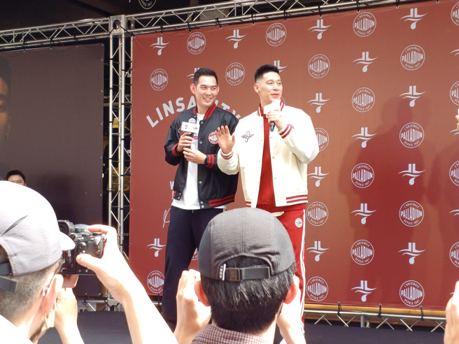 林书豪（右）与法国军靴品牌联名，队友吕政儒（左）惊喜现身力挺。（陈筱琳摄）