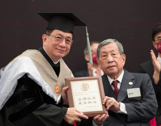 台大医院前院长、国内糖尿病权威戴东原（右）于今天上午睡梦中辞世，享寿84岁。（翻摄自台湾大学官网）