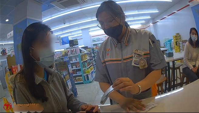 竹南镇冯姓女子遇诈购6万元apple card点数  竹南警与超商员工成功阻诈保积蓄。（竹南警分局提供／谢明俊苗栗传真）