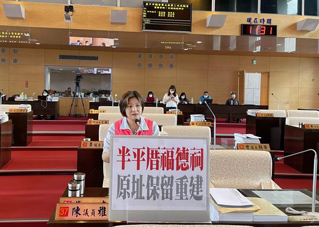 台中市议员陈雅惠为半平厝福德正神庙请命，要求原址保留。（陈雅惠提供／张亦惠台中传真）