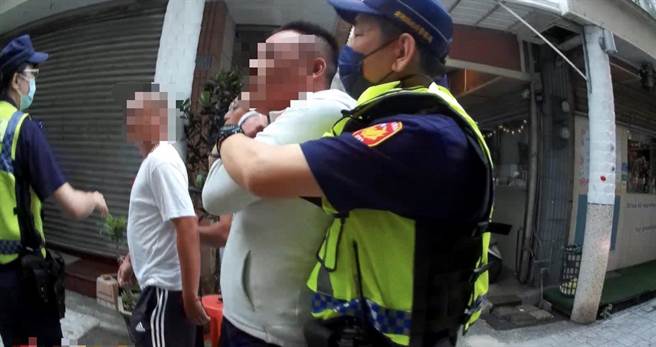 到场员警强力压制围殴滋事的民眾。（警方提供、许逸民／澎湖传真）