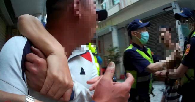 警力到达围殴现场，强力控制住现场。（警方提供、许逸民，澎湖报导／