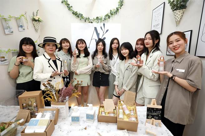 静宜化粧品科学系第18届毕业成果展，获得产业界高度评价！(静宜大学提供)