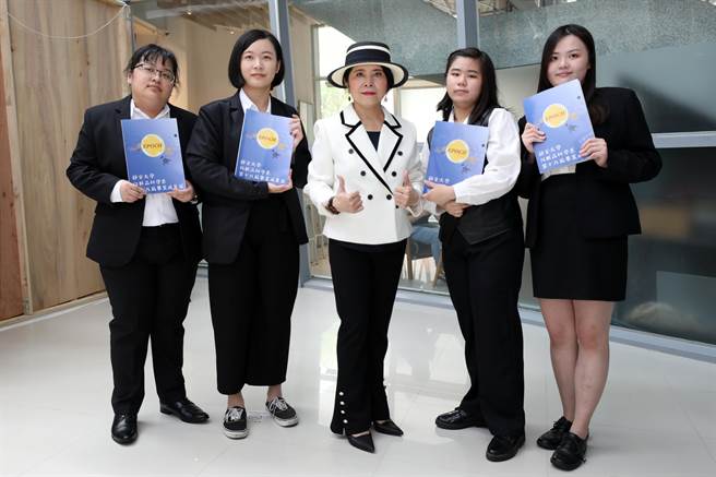 静宜化科系毕业成果展，学生以25篇专题论文、8组商品设计成果，展现大学四年所学专业。(静宜大学提供)