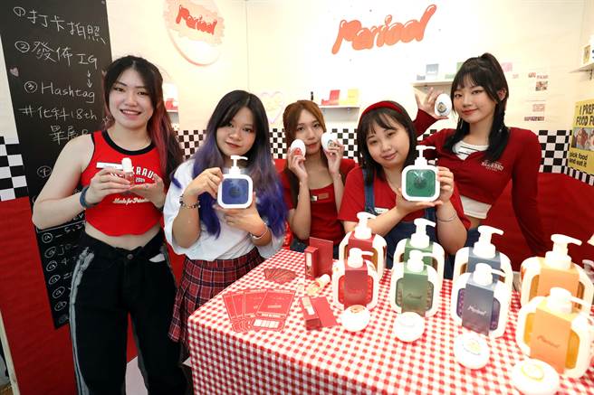 静宜化科系毕业成果展，学生呈现产品企划、配方设计、产品制成与检验、品牌设计到行销宣传，拟定的创新及研发能力。(静宜大学提供)