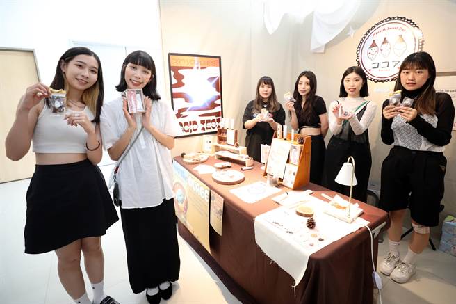 静宜化科系学生透过成果展能学习产品从研发到行销等过程，好的配方及产品也能技转或上市，完全符合化粧品相关产业界的需求。(静宜大学提供)