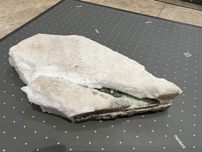 管委会指出，建商虽有更新外墙倒吊式板饰，但2022年6月21日再次砸落地面，立面结构也剥落，让住户们非常担心材质不堪用，侵害生命财产安全。（台北市议员陈炳甫办公室提供／刘彦宜台北传真）