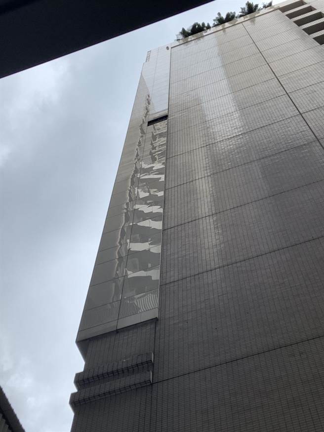 管委会喊话，建商应全面更换外墙立面，避免意外再次发生。（台北市议员陈炳甫办公室提供／刘彦宜台北传真）