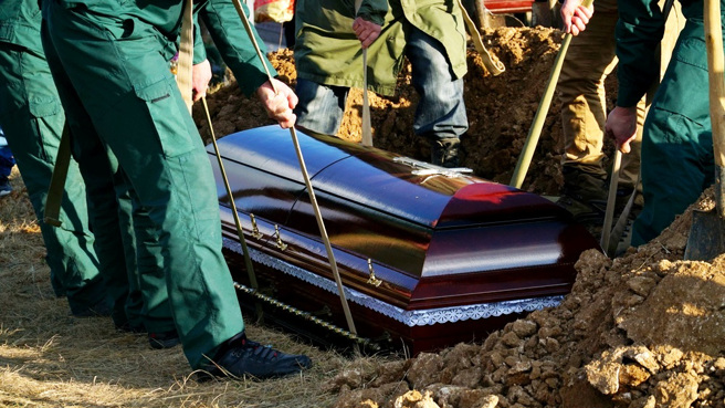 西班牙男子安东尼奥（José Antonio）生前重达近300公斤，他离世后家属为他下葬，棺材竟大到塞不进坟墓里。（示意图／shutterstock）