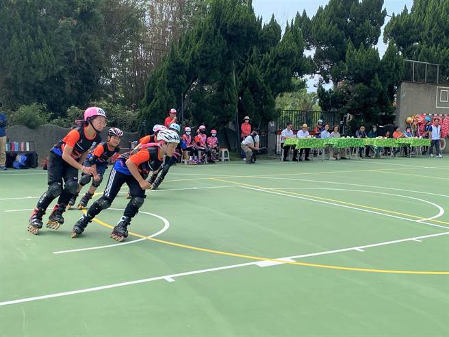 竹县富兴国小发展多元运动课程，其中学生在滑轮溜冰项目表现出色。（邱立雅摄）