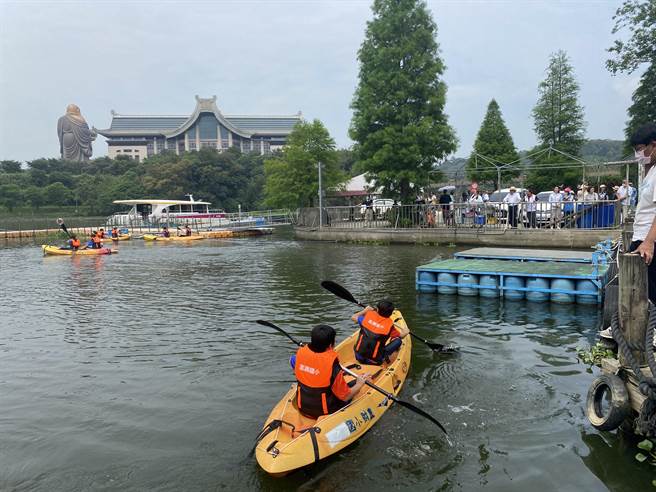 竹县富兴国小因邻近峨眉湖，在社会资源支持下，学生们也玩起了独木舟。（邱立雅摄）