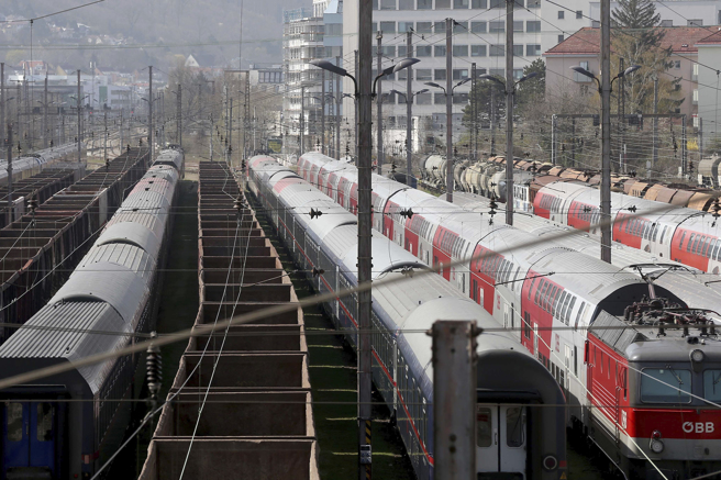 奥地利火车播音器遭人动手脚，播出听似是希特勒演讲的内容。（图／美联社）