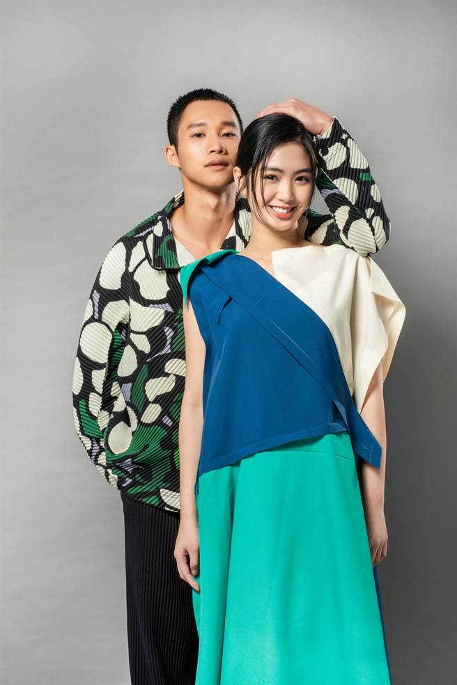 黄冠智、雷嘉纳合照毫不彆扭，展现绝佳好默契，情绪与动作呈现信手捻来。黄冠智身穿HOMME PLISSÉ ISSEY MIYAKE花影棉彩立领造型外套3万300元、盛夏枝芽造型喇叭裤1万2300元；雷嘉汭身着132 5. ISSEY MIYAKE旋动压折不对称洋装3万6300。（石智中摄）