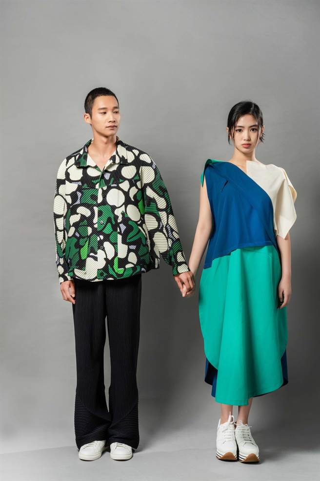 黄冠智笑说看见身旁的搭檔，让他拍照心情很放松；雷嘉纳则想挑战颠覆可爱的那一面，表现高冷感。（石智中摄）