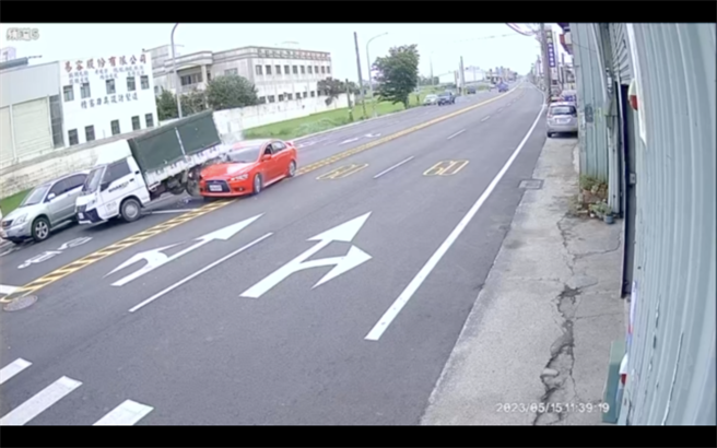 醉不上道！今天上午10点多一名38岁的王姓男子，自行驾车行经和美线东路二段与东原路口，在几乎没有煞车的情况下，撞上路口停等红灯的小货车。（民眾提供／吴建辉彰化传真）