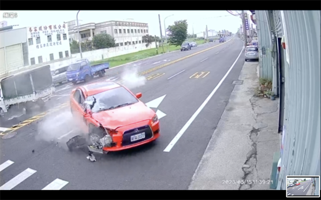 顽强的王男遭受猛烈撞击后，奇蹟似的没有受伤，车辆直接往一旁的材料行里面撞去，店家见状吓得跑出店外，要求王男下车。（民眾提供／吴建辉彰化传真）