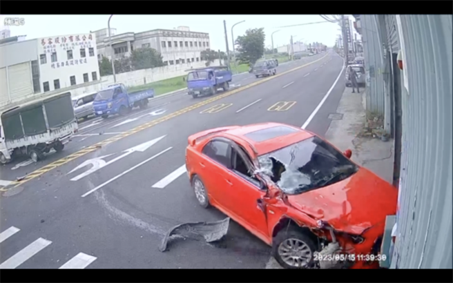 撞击力道过大，车头半毁、挡风玻璃碎裂，保险杆也掉在地上。（民眾提供／吴建辉彰化传真）