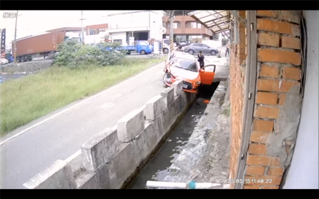 王男自小客车车头几乎全毁，竟继续向前往旁边巷子逃窜，最后车辆卡在水沟护栏差点掉下去。（民眾提供／吴建辉彰化传真）