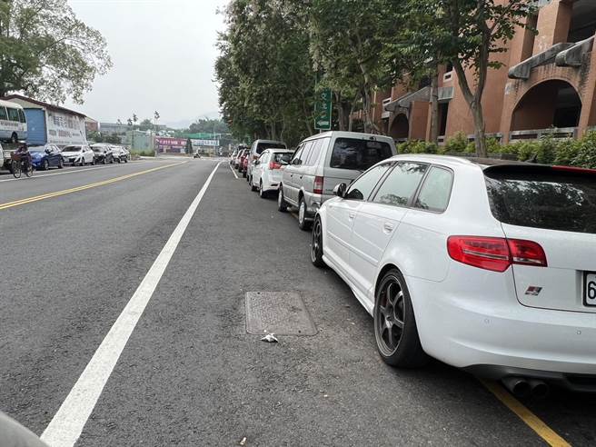 南投市約4萬輛車僅2500個停車位，如衛福部例南投醫院附近停車場及路邊停車格一位難求，造成違停亂象。（南投縣議員林儒暘提供／楊靜茹南投傳真）