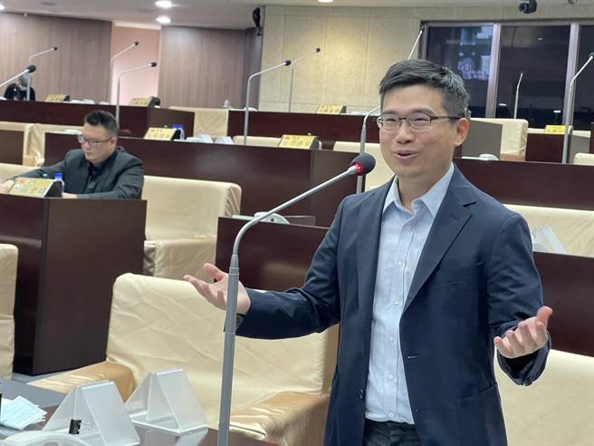 林儒暘表示，南投市目前有4萬輛車，但停車位大約只有2500個，停車空間嚴重不足，造成違停亂象。（楊靜茹攝）