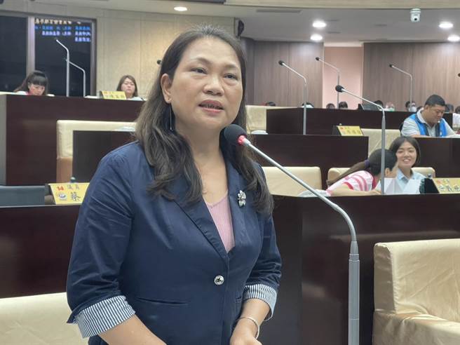 林芳伃建議縣府盡快實施路邊停車格收費，停車格才不會被長期佔用。（楊靜茹攝）