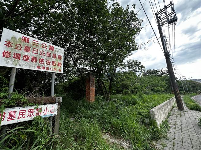 桃园市龙潭第三公墓禁葬多年，民代及居民期盼迁葬让土地活化利用。（吕筱蝉摄）