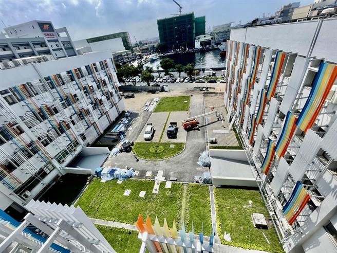 高雄前镇渔会大楼中庭的停车空间绿美化，相当吸睛。（高雄市海洋局提供／林瑞益高雄传真）